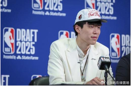 找自己~杨瀚森晒出自己背小书包跳舞视频：🎒💃Nice!