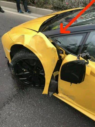 死里逃生！荷兰前国脚遭遇4车连环车祸，百万兰博基尼直接报废