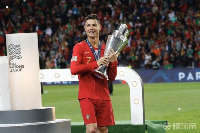 C罗社媒晒回到葡萄牙国家队报道照片，戴墨镜出镜帅气十足