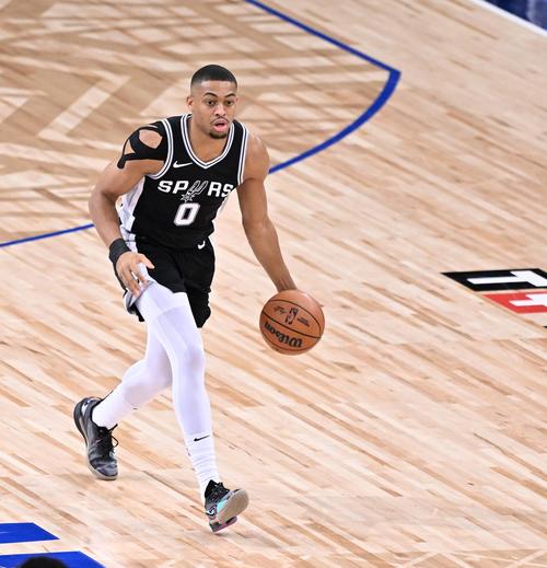 状态火热！凯尔登半场6中5高效砍下15分5板 次节独得10分