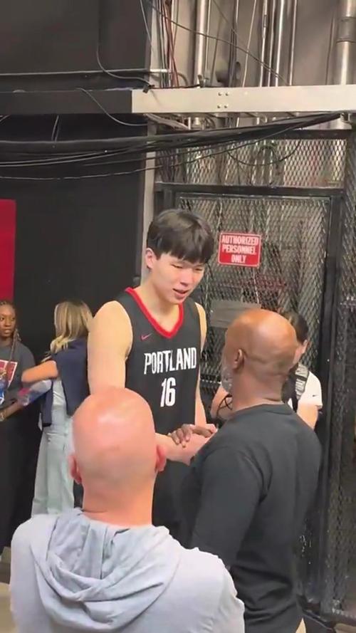 都很友好！杨瀚森被换下前拉起勇士理查德 获比卢普斯拍拍头鼓励~