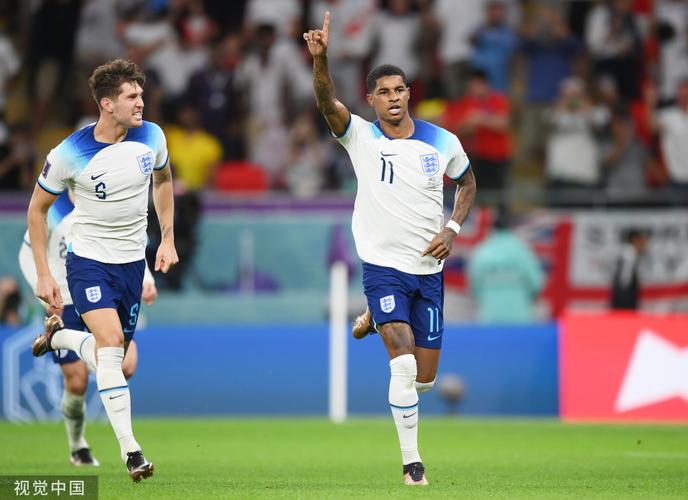 太猛了！斯宾塞晒出“牵着”约翰逊的梗图，庆祝英格兰3-0威尔士