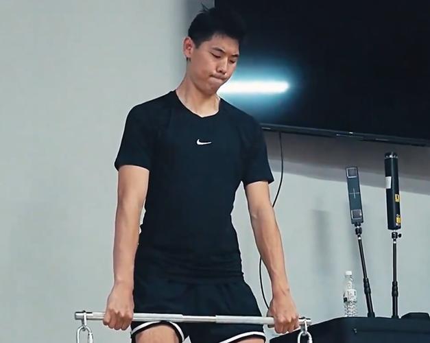 一步一个脚印！跑跳变向撸铁举重汗如雨下 崔永熙最新康复训练