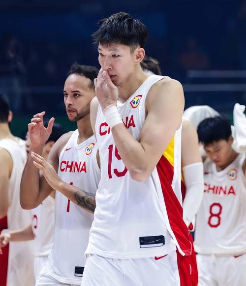 周琦晒出参加NBA2K26澳门名人赛照片：篮球男孩的殿堂