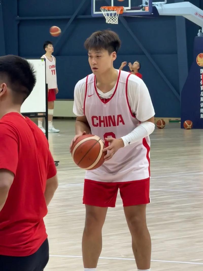 时光倒流既视感！赵睿随广东全运男篮备战 身穿宏远训练服亮相