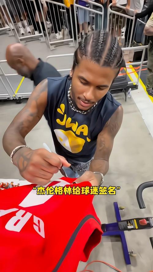 中国球迷教杰伦-格林用中文说：护林员 Niu Be🤣