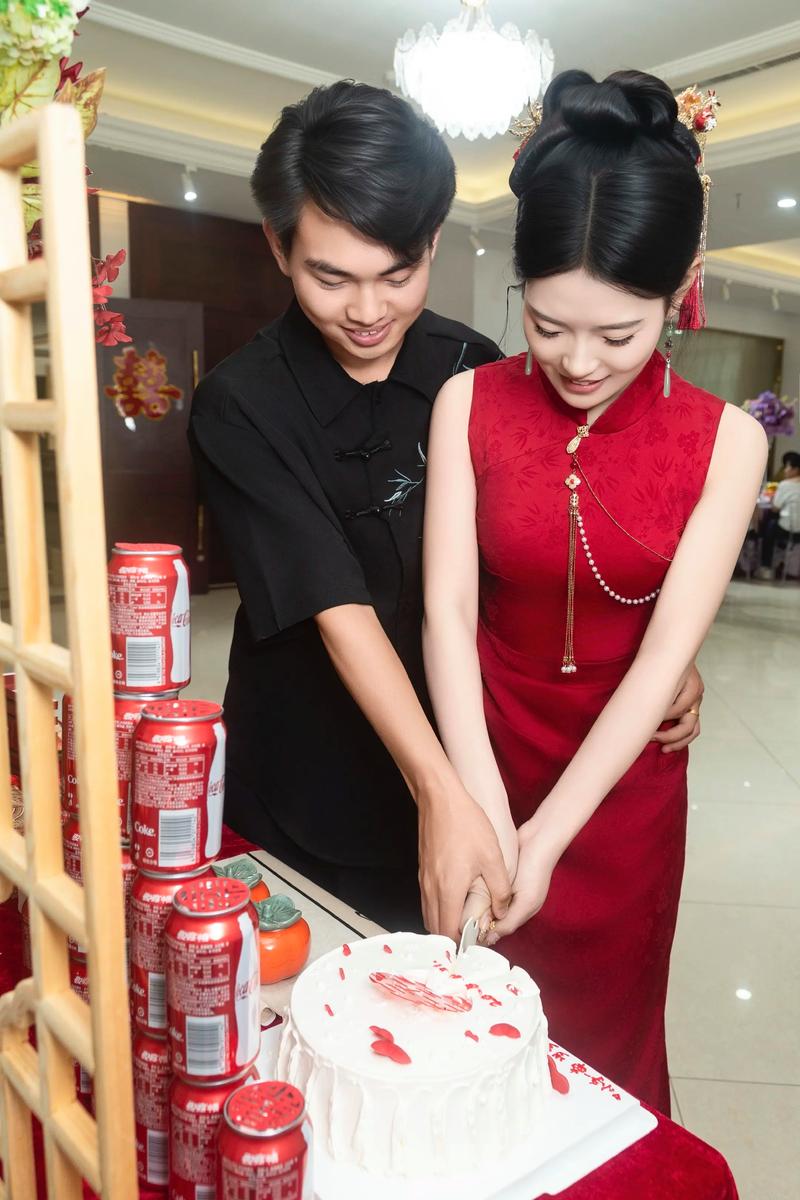 新婚快乐！多库社媒晒与未婚妻合照，宣布今日举办婚礼