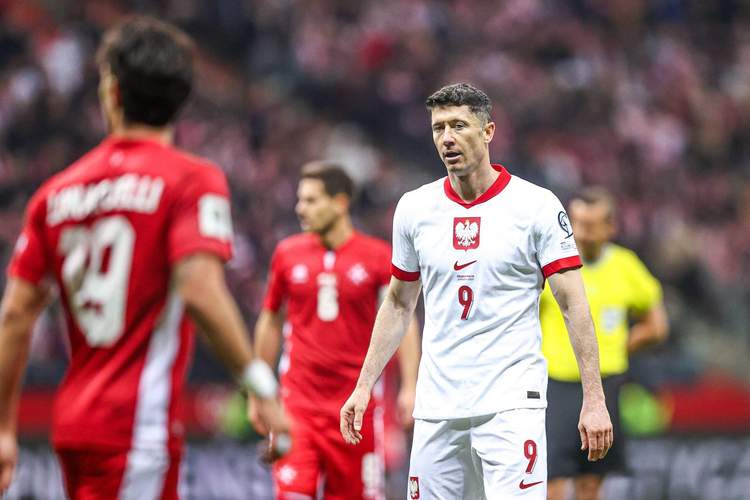 世体：莱万预计缺阵3-6周，基本确定无缘国家德比