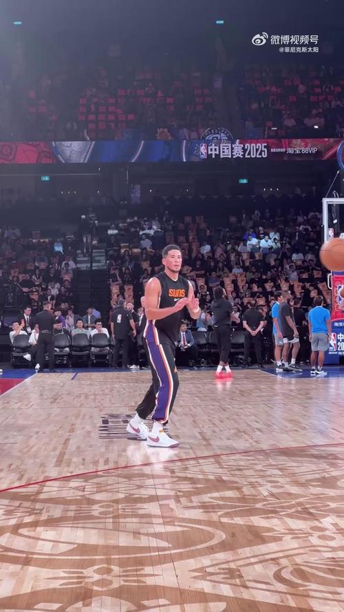 本尊认可！布克晒与“中文布克”合影以及后者投篮视频：继续投