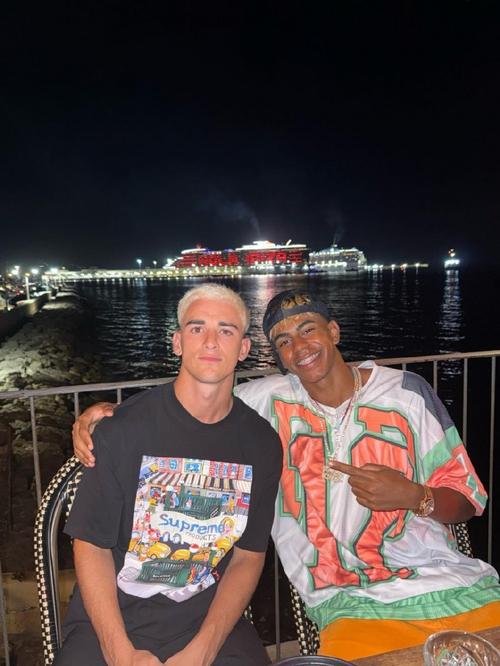 哥俩好！加维社媒晒与法蒂合照：❤️