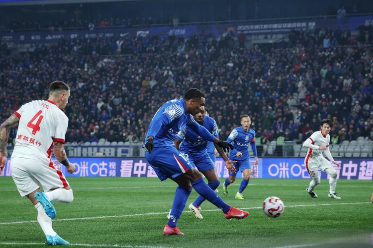 北京时间10月17日20:00，中超联赛第21轮，上海申花客场2-1获胜
