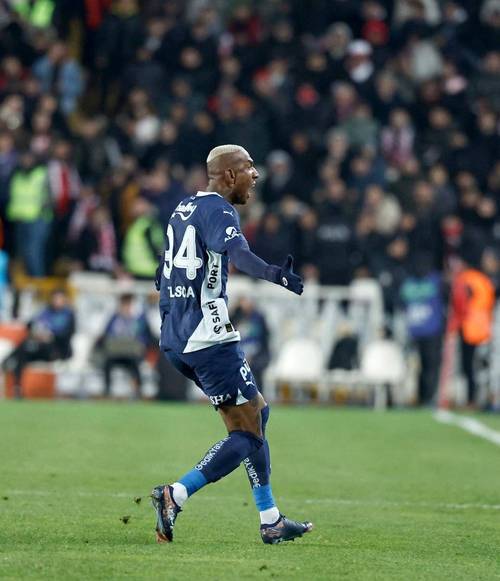 蜜月期过了！土媒：费内巴切甩卖塔利斯卡，500万年薪成球队累赘