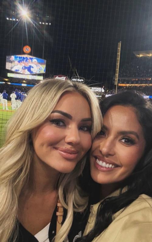 晋级世界大赛！瓦妮莎带俩娃与坎迪斯-帕克一同观看道奇队比赛