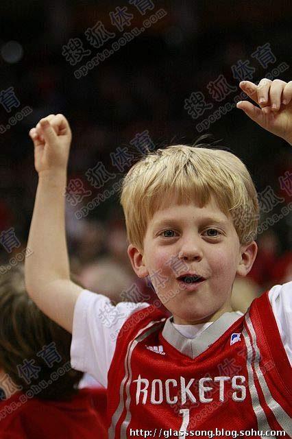 语言隔阂挡不住的热情！小杨现身开拓者社区活动与小球迷亲密互动