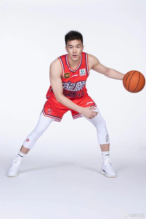 媒体人:郭艾伦不随龙狮赴美备战很正常 他商业价值高&地位超然