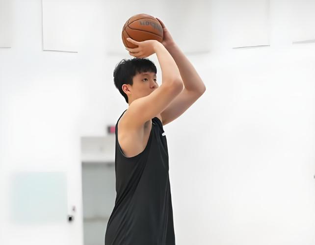 杨瀚森谈比卢普斯：他老感觉我就是一个新秀 所以对我放得比较宽