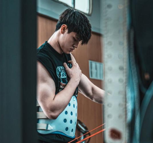 恢复身体！训练师晒曾凡博体能训练视频