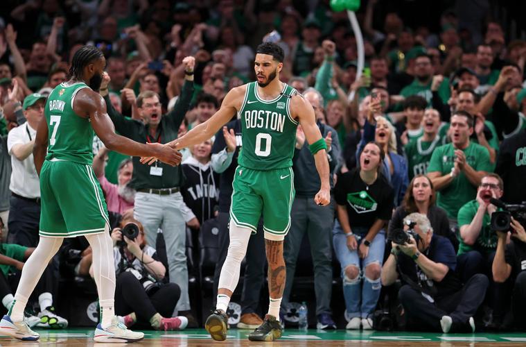 迈克-布朗谈调整先发：绿军打小个阵容 不想让大个去防他们后卫