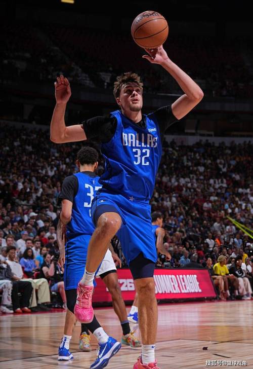 小伙子挺横！篮网26号秀萨拉夫转身突破 长驱直入双手暴扣！