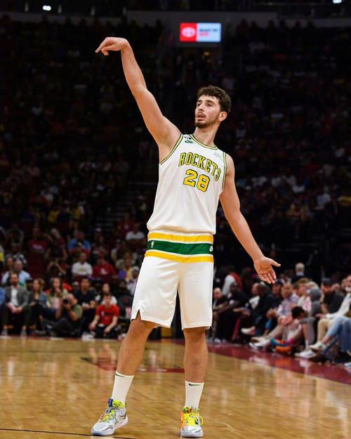 真成熟了！申京遭包夹不慌不忙 转身助攻卡佩拉空切双手暴扣！