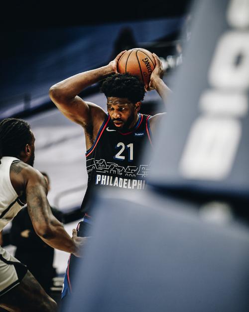 队报：杜埃不需要进行手术，他可能伤停7周左右