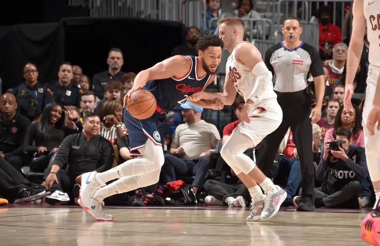 太准了!黄蜂首节三分球13中7&命中率超五成 轰39分领先爵士14分