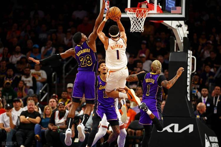 布克:即使连败我们也会保持积极心态 我们的更衣室氛围很好