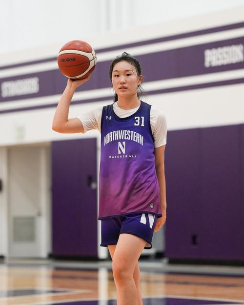 王芙蕖晒NCAA西北大学定妆照：新号码 第三年 享受球场💜