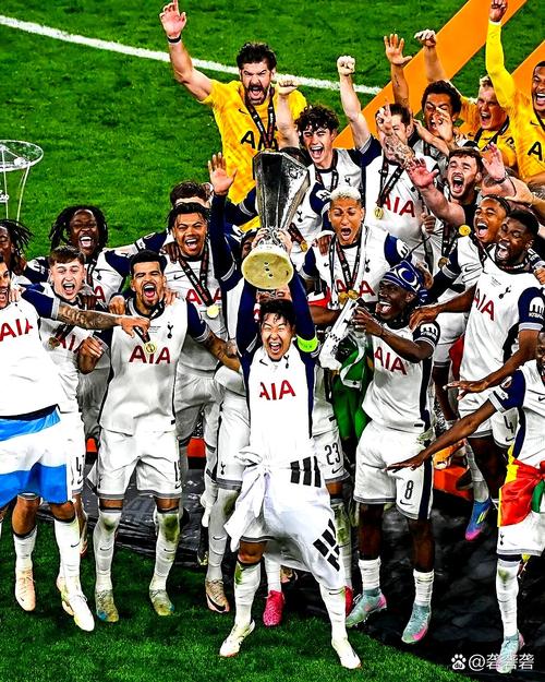 德里欧社媒晒赛后高举欧冠MVP奖杯：在欧冠对利物浦打进2球！