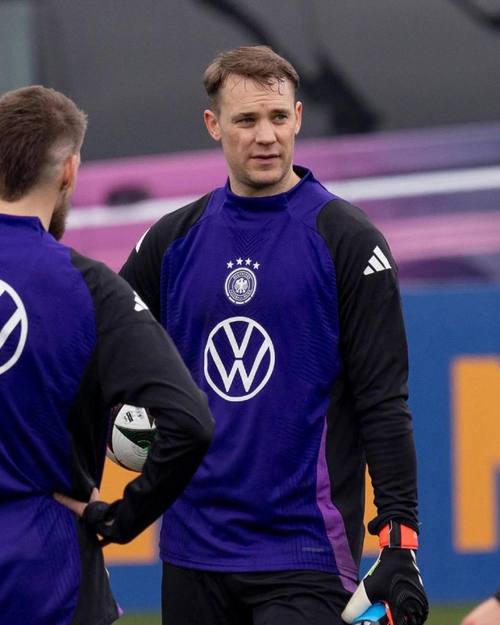 图片报：诺伊尔手指关节囊有伤，他因此正使用特制的四指手套